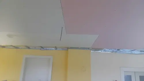 Detail napojení podhledu na stěnu v modlitebně.