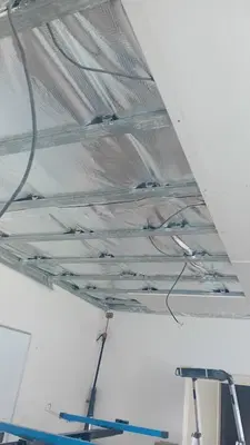 Reflexní parotěsná fólie a konstrukce před zaklopením podhledu.