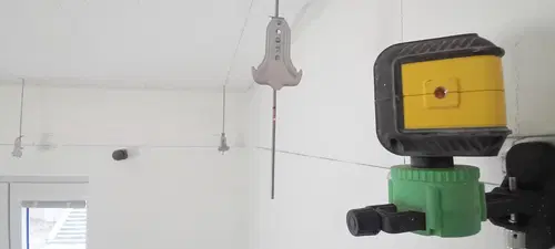 Kontrola roviny podhledu při stavebních pracích.
