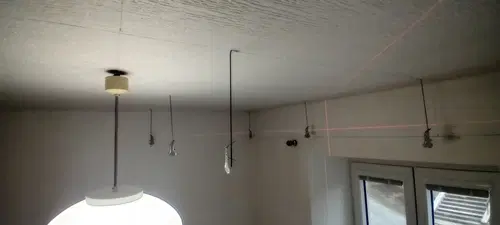 Příprava kabelů pro nová stropní svítidla u okna.