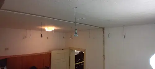 Vyvedené kabely pro stropní svítidla v průběhu montáže.