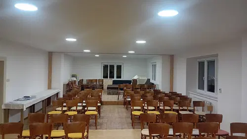 Dokončená modlitebna s rovnými podhledy a rozsvíceným stropním LED osvětlením.