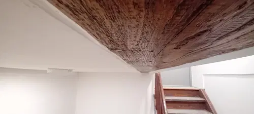 Původní dřevěný strop v navazujícím prostoru fary.