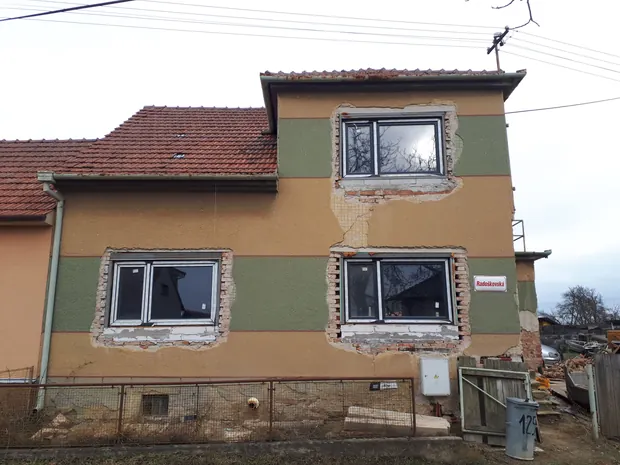 Původní stav domu před opravou fasády.