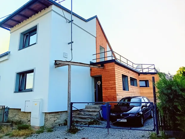 Výsledný pohled na dům po kompletní rekonstrukci a dokončení fasády.