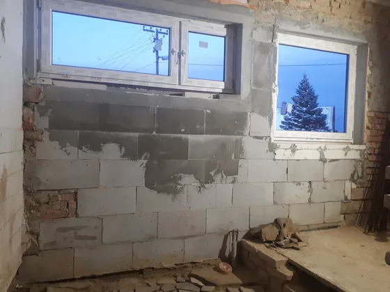 Postupná stavební úprava prostoru a osazení nového okna.