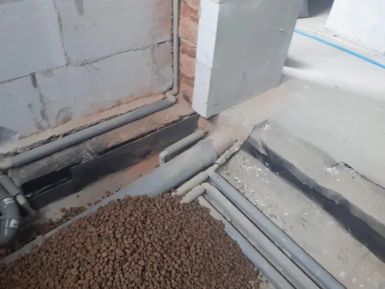 Rozvody vedené v podlaze a příprava pro další vrstvy.