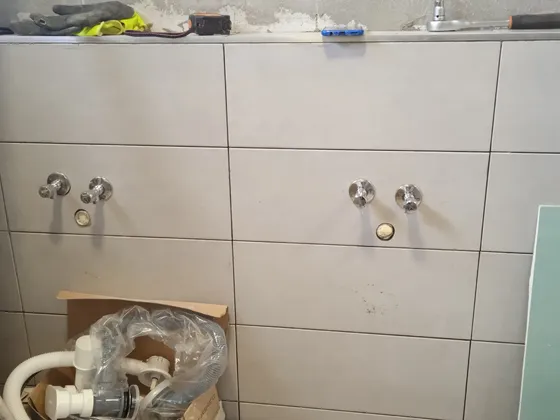 Velkoformátové obklady a příprava prostoru pro umyvadla.