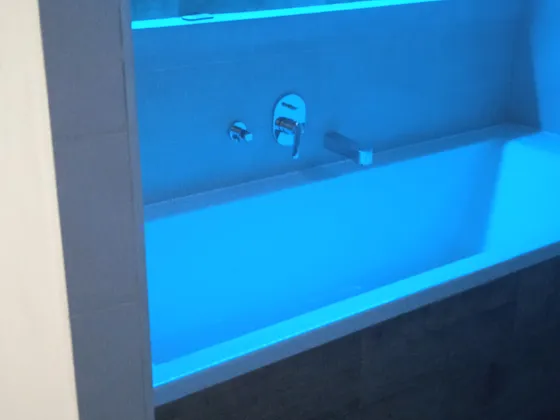 Hotová vana a večerní efekt LED podsvícení.