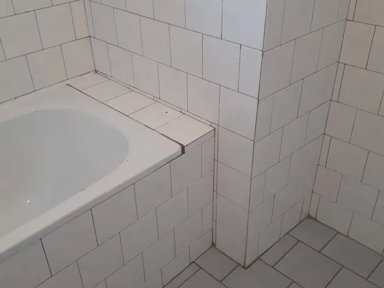 Bourání původních obkladů a odkrytí konstrukcí.