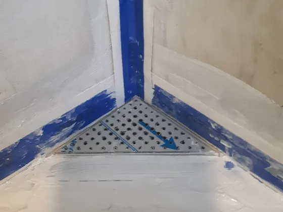 Hydroizolace sprchového prostoru a detail rohového odtoku.