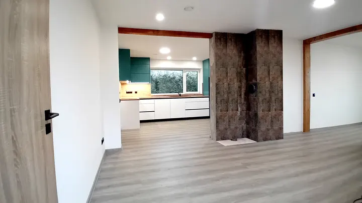 Propojený obytný prostor s kuchyní po dokončení.