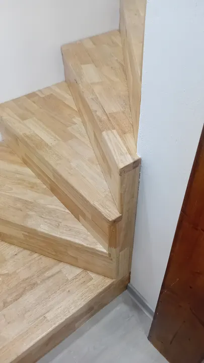Detail provedení dřevěných schodů.