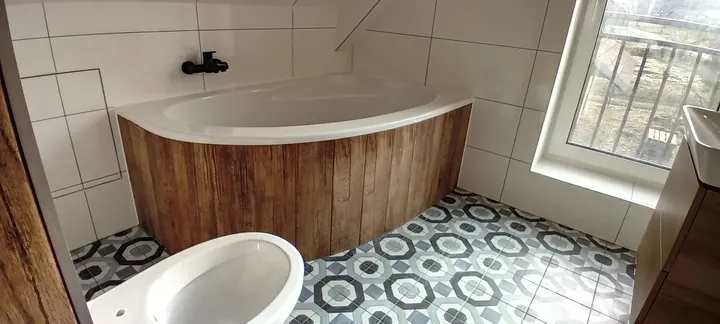 Hotový interiér koupelny po dokončovacích pracích.