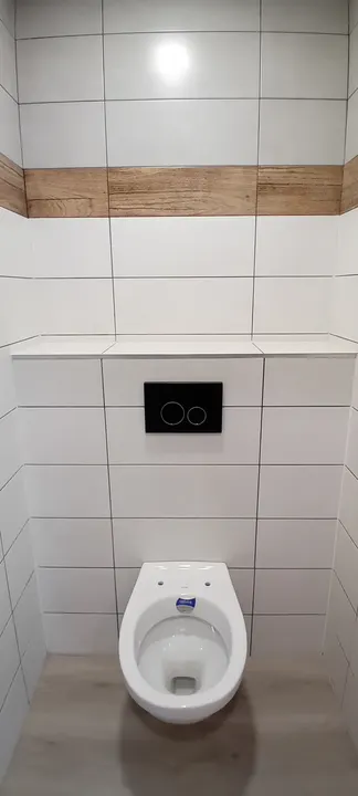 Samostatné WC po dokončení obkladů a montáži zařizovacích prvků.