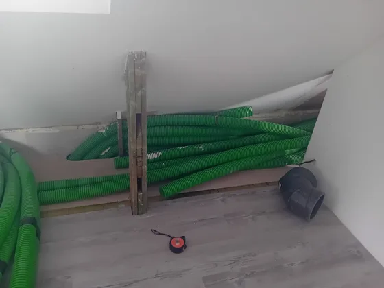 Příprava a ukládání zelených rozvodů vzduchu v podkrovním prostoru domu.