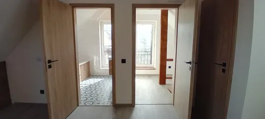 Průchod mezi místnostmi dokončeného podkrovního bytu.