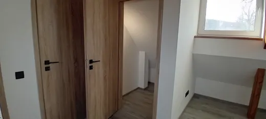 Dveře a dokončené příčky v podkrovním bytě.