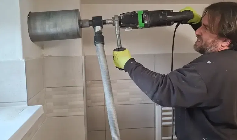 Jádrové vrtání prostupu obvodovou stěnou rodinného domu.