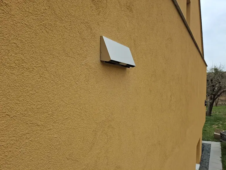 Vnější fasádní zakončení rekuperace na rodinném domě.