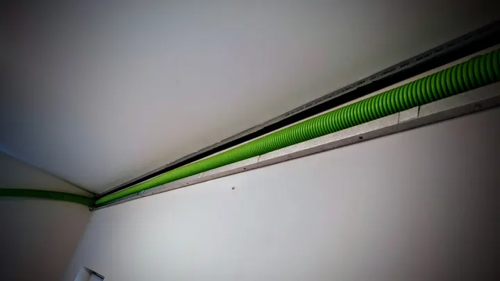 Rozvod vzduchu vedený pod stropem do další části bytu.