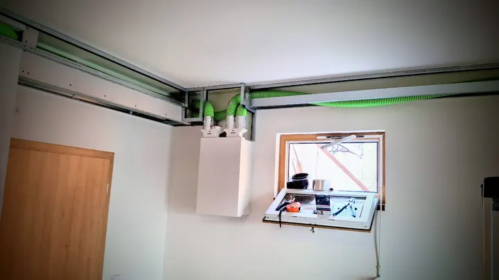 Rozvody v místě jednotky před dokončovacími pracemi.