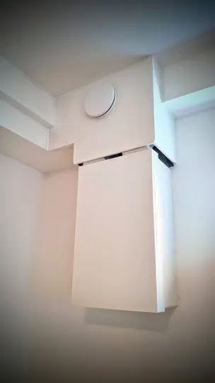 Hotový regulační ventil a zakrytý rozvod vzduchu.