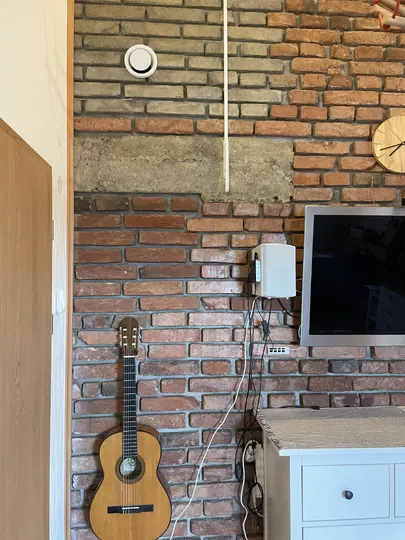 Anemostat pro řízený přívod nebo odvod vzduchu v podkroví.