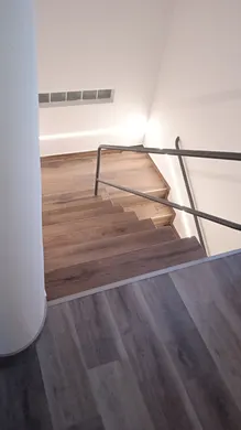Horní podesta s návazností dlažby na schodiště.