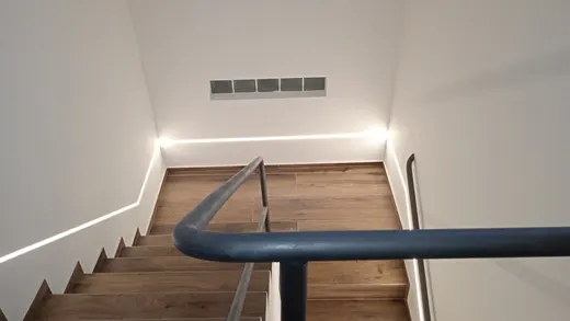 Celkový pohled na schodiště, zábradlí a liniové LED osvětlení.