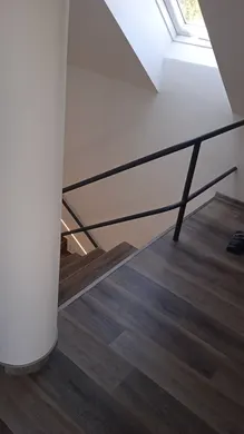 Denní světlo ze střešního okna v horní části schodiště.
