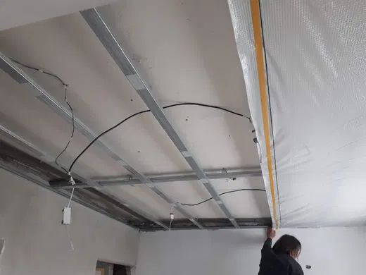 Podhledový rastr a navazující vrstva stropní konstrukce.