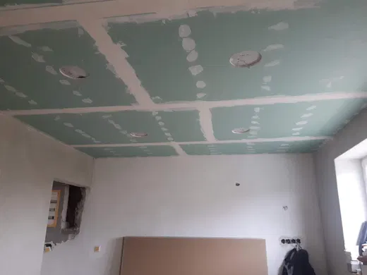 Tmelené spoje podhledových desek a příprava povrchů.