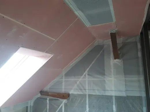 Detail návaznosti opláštění na nosnou konstrukci podkroví.