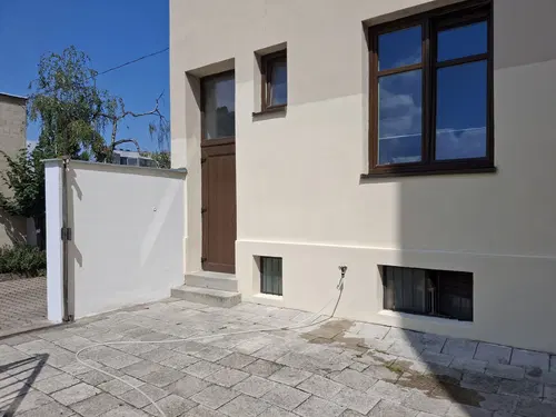 Dokončené plochy fasády a zdi u vstupu do dvora.