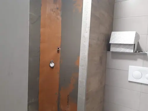 Obklady a závěsné WC v průběhu dokončovacích prací.