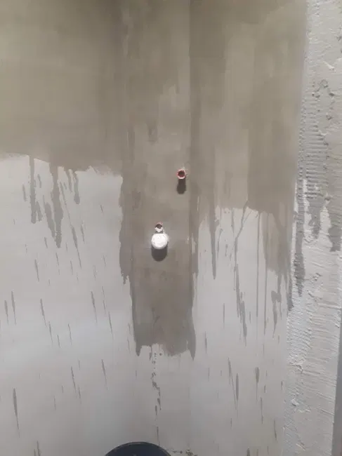 Izolační stěrka nanesená na stěnu sprchového prostoru.